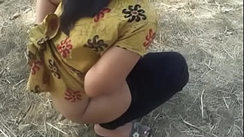 बाहर खड़ी होकर पेशाब करती हुई मोना भारतीय आंटी
