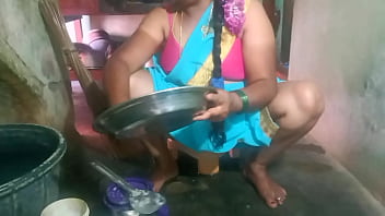 भारतीय सेक्सी आंटी का प्लेट चाटने वाला वीडियो