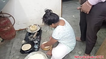 भारतीय देसी स्टेप-माँ की रसोई में चुदाई