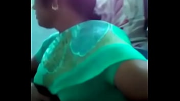 तमिल लड़की के उभरे हुए स्तन