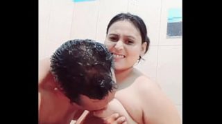 गर्म देसी बाथरूम में जंगली सेक्स