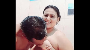 गर्म देसी बाथरूम में जंगली सेक्स
