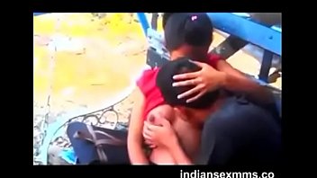 देसी प्रेमियों के स्तनों का मजेदार चूसना