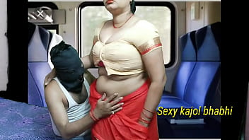 यात्रा के दौरान कोच में अपने बेटे के सामने चुदती हुई भारतीय आंटी का गीला सफर, चूसते हुए लंड और गर्म पेशाब में भरवाती हुई माल