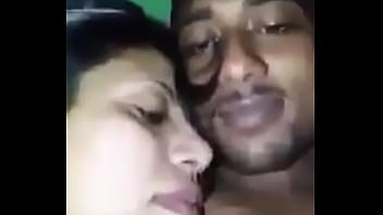 गर्म देशी लड़की का चुंबन