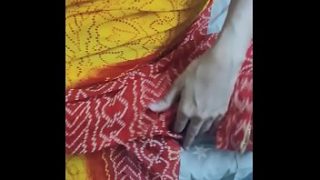भारतीय गरम साड़ी वाली आंटी को जवान लड़के ने चोदा