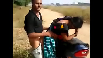 देसी भाभी बाइक पर चूसती हुई और कुत्ते की तरह चोदी जाती है