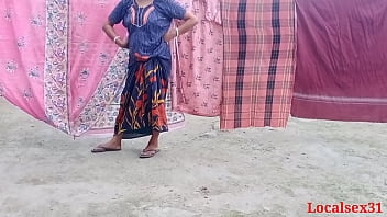 गांव की बंगाली देसी बीवी और उसका बॉयफ्रेंड बाहर खुले में कुत्ते जैसी स्टाइल में जोरदार चुदाई करते हुए (localsex31 का ऑफिशियल वीडियो)