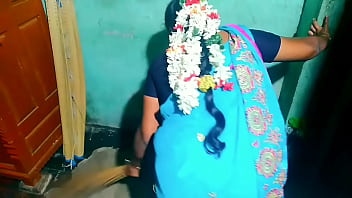 भारतीय आंटी का कमरा साफ करते हुए घर के मालिक के साथ सेक्स का मजा