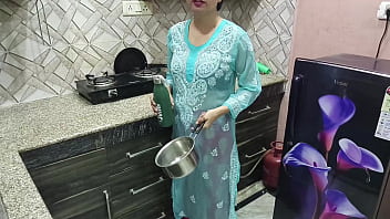 भारतीय भरी हुई मम्मी रसोई में सिखाती है बेटे को चुदाई का मजा