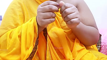 भारतीय देसी आंटी के उभरे हुए मादक स्तन