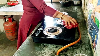 गर्म देशी माँ पड़ोस के लड़के को किचन में चोद रही है