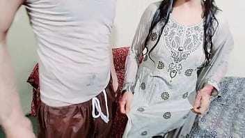 मुस्लिम जोड़ा कुर्सी पर गुदा संभोग, पति की गांड मारता हुआ मोटी गांड वाली बीवी के साथ साफ हिंदी ऑडियो में
