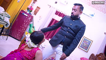 पति अपनी मासूम बीवी को दोस्त के साथ बाँटता है (पूरी तिकड़ी वाली फिल्म)