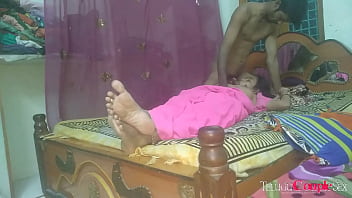 तेलुगू जोड़ा घर में बनाए सेक्स वीडियो में गर्म बातें करते हुए जंगली सेक्स करता हुआ