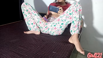 भारतीय देसी लड़की हस्तमैथुन करते हुए पकड़ी गई