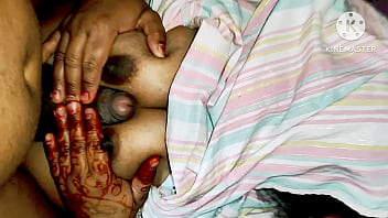 भारतीय देसी माँ पड़ोस के लड़के के कड़े लंड को चूद रही है