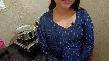 अठारह साल की नौकरानी का पहली बार दर्दनाक गुदा मार्ग में चुदाई का अनुभव और बॉयफ्रेंड का लंड मुंह में लेने का मजा, साफ हिंदी ऑडियो में