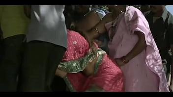 रम्या श्री के उभरे हुए कुचों का रसीला दृश्य तेलुगू फिल्म ओ मल्ली से