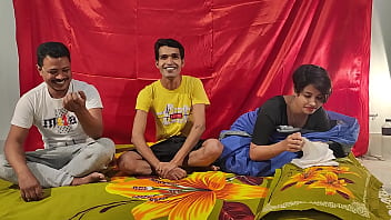 पति अपनी बीवी को चोदते हुए उसकी चूत में उंगलियाँ घुमा रहा है, तीन लोगों का जबरदस्त सेक्स, शाथी खातुन, हनीफ और शापन प्रमाणिक का गरम मैथुन