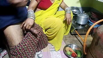 दोस्त की बीवी को किचन में पीछे से जोरदार चोदा