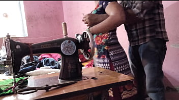 देसी भाभी की सिलाई करते हुए अंकल ने उसे बेड पर लिटाकर जमकर चोदा