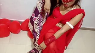 नवविवाहित भारतीय पत्नी लाल साड़ी में अपने देसी पति के साथ वैलेंटाइन का जश्न मना रही है – पूर्ण हिंदी बेस्ट Xxx