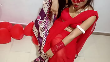 नवविवाहित भारतीय पत्नी लाल साड़ी में अपने देसी पति के साथ वैलेंटाइन का जश्न मना रही है – पूर्ण हिंदी बेस्ट Xxx