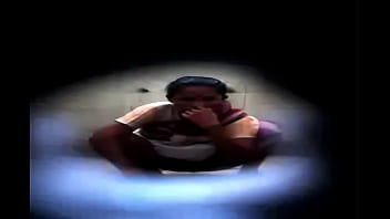 बाथरूम में गीली होती तमिल नौकरानी