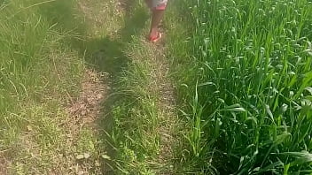 भारतीय देसी आंटी बाहर युवा लड़के के साथ सेक्स का मज़ा लेती हुई