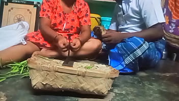 तमिल आंटी की सब्जी काटते हुए अंकल ने दबाए उसके भरपूर स्तन