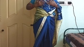 भारतीय गर्म तमिल तेलुगु कन्नड़ मलयालम हिंदी पत्नी वनिता नीले रंग की साड़ी पहने बड़े स्तन और मुंडवाया योनि दिखा रही है, स्तनों को जोर से दबा रही है, निपल्स दबा रही है, योनि को रगड़ रही है हस्तमैथुन कर रही है