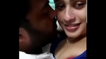 गर्म देशी बीवी का चुंबन और रोमांस