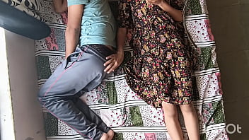 गर्म देशी भाभी शिवानी सोते हुए देवर को उकसाकर अमेज़न पोज़ में सवार होकर चोदती है