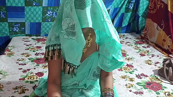 ससुर ने बहू को अकेले कमरे में बुलाकर उसकी चूत गीली कर दी, बहू का हाथ उसके लंड पर था और वो मचल रही थी