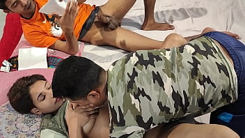 शाथी खातून, हनीफ और शापन प्रमाणिक के साथ बिकिनी में सेक्सी गर्ल का दो लड़कों के साथ जंगली थ्रीसम