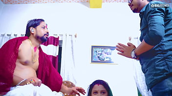 भ्रष्ट साधु ने भाभी को जन्म देने के बहाने चोदा और उसके अंदर ही माल उड़ेल दिया (हिंदी ऑडियो)